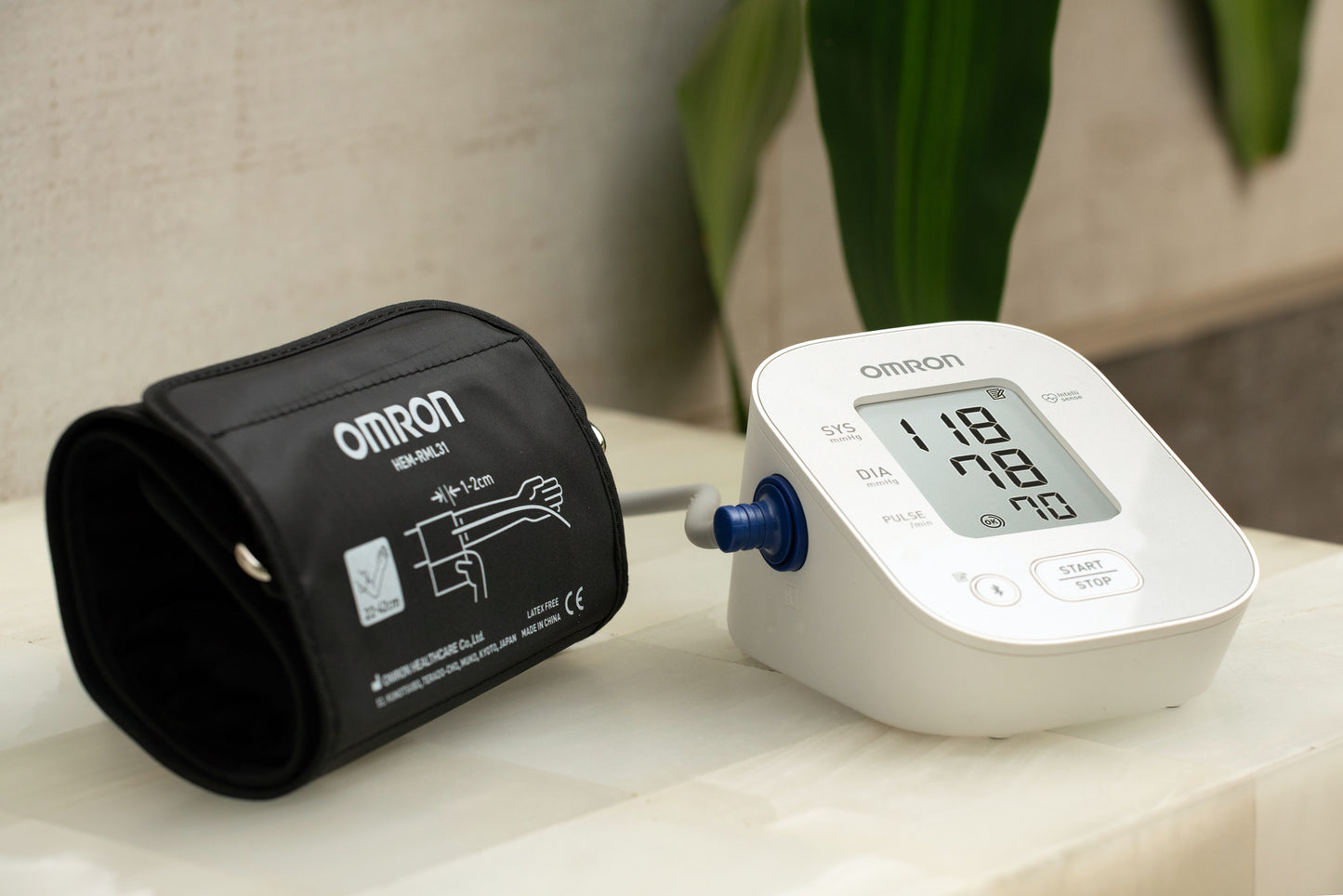 Tensiómetro de brazo HEM7144T con BT - Omron